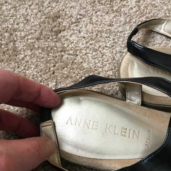 Anne Klein Black Flat Thong Sandals w/Goldtone Lion Logo Badge Size 9M - Picture 8 of 10